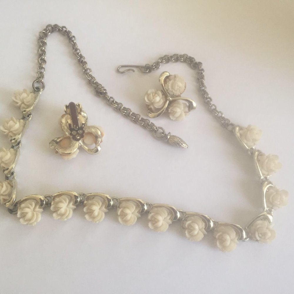 Beautiful Vintage Necklace..... Maker Unknown